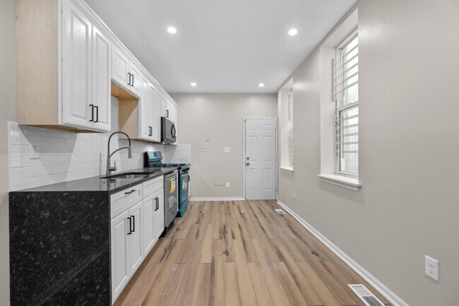 Foto del edificio - 232 N Patterson Park Ave