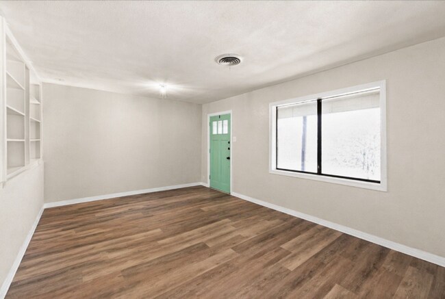 Foto del edificio - AVAILABLE BEGINNING OF JUNE ; APPLY ON OUR WEBSITE TODAY!!!