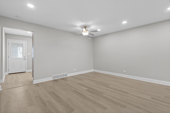 Building Photo - 310 S Maple St