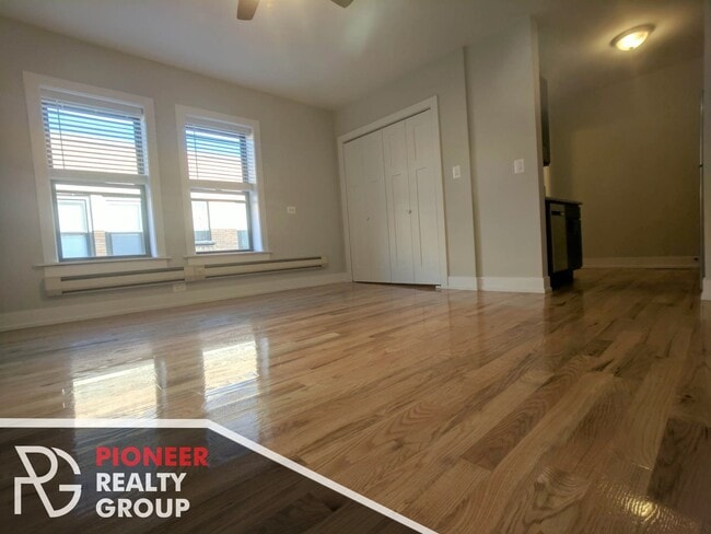 Building Photo - 813 W Cornelia Ave