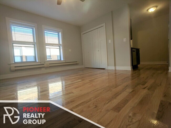 Foto del edificio - 813 W Cornelia Ave