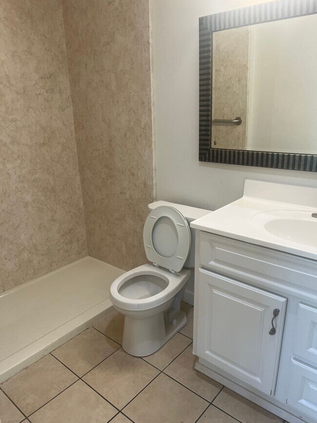 Building Photo - Studio Unit for Rent in Camarillo