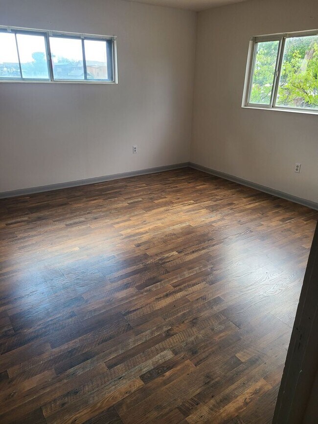 Foto del edificio - 215 Elguea Ave