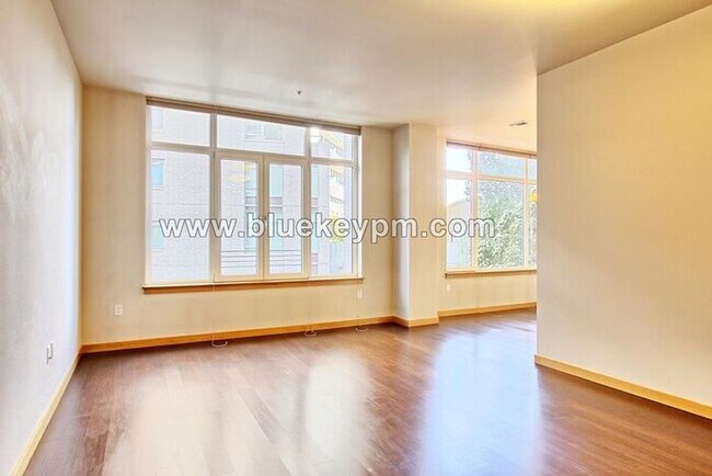 Foto del edificio - REDUCED RENT... #207- 1 Bed 1 Bath Condo in the Pearl District