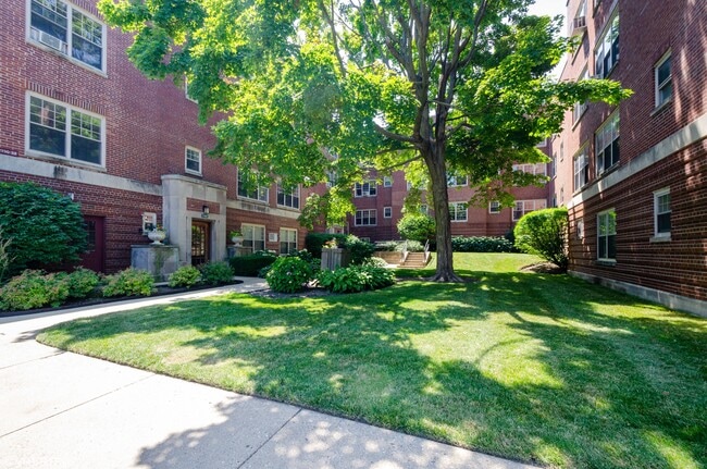 Building Photo - Discover Comfortable Living at Hampton Parkway in Evanston!