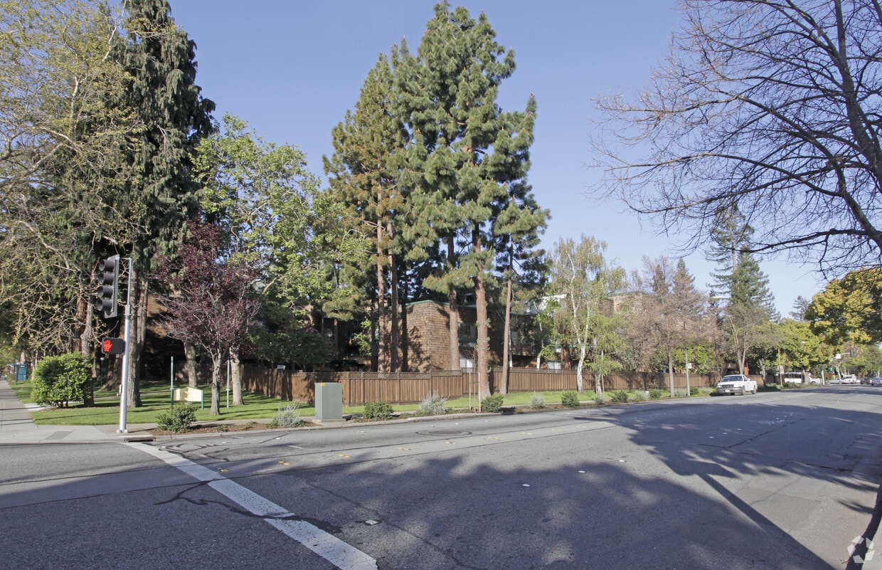 Building Photo - Lytton Gardens