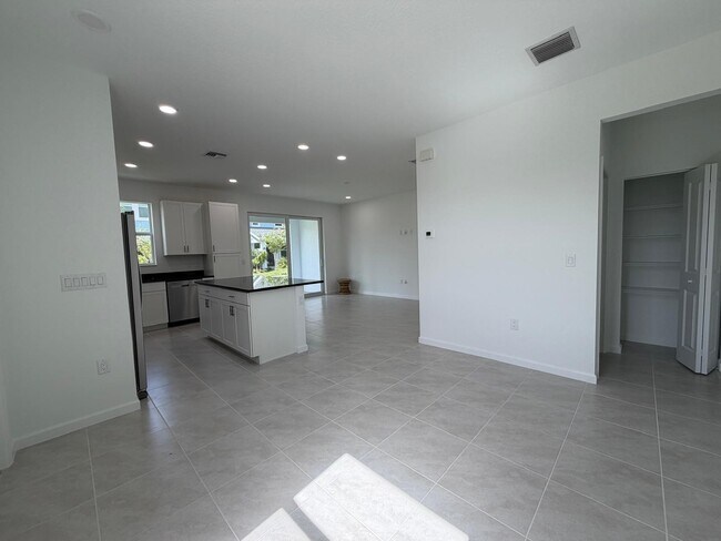 Foto del edificio - 4402 Longwood Lake Sq