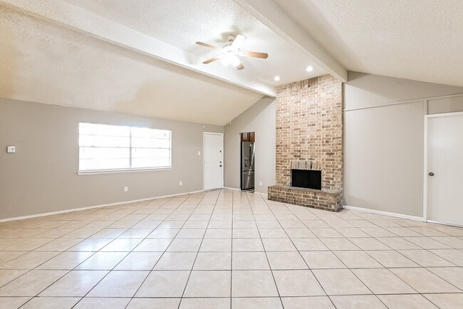 Building Photo - 16418 N Cross Dr