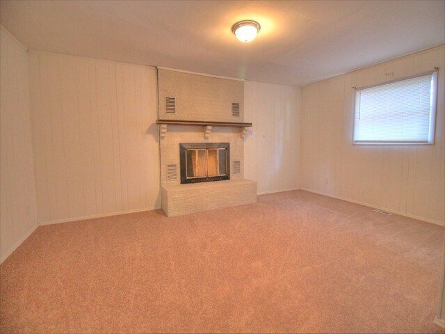 Foto del edificio - 3 Bedroom 2 Bath Home With Large Garage!!