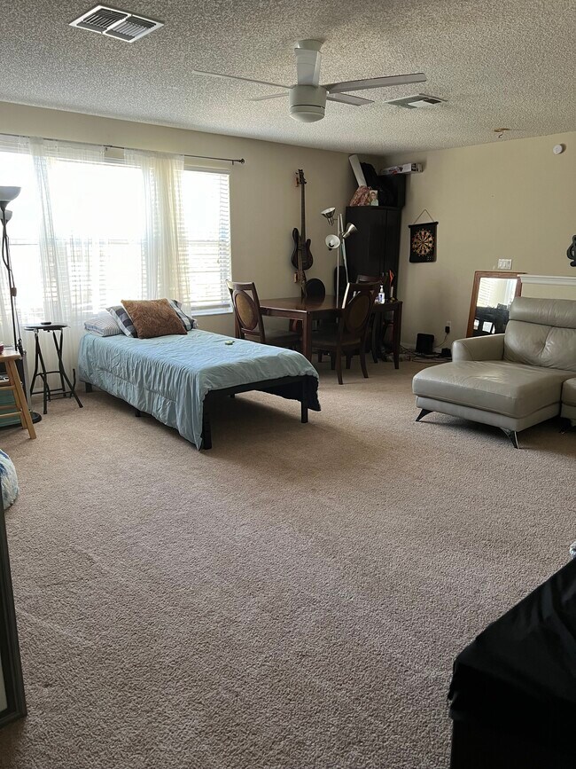 Foto del edificio - 2734 Rainbow Springs Ln