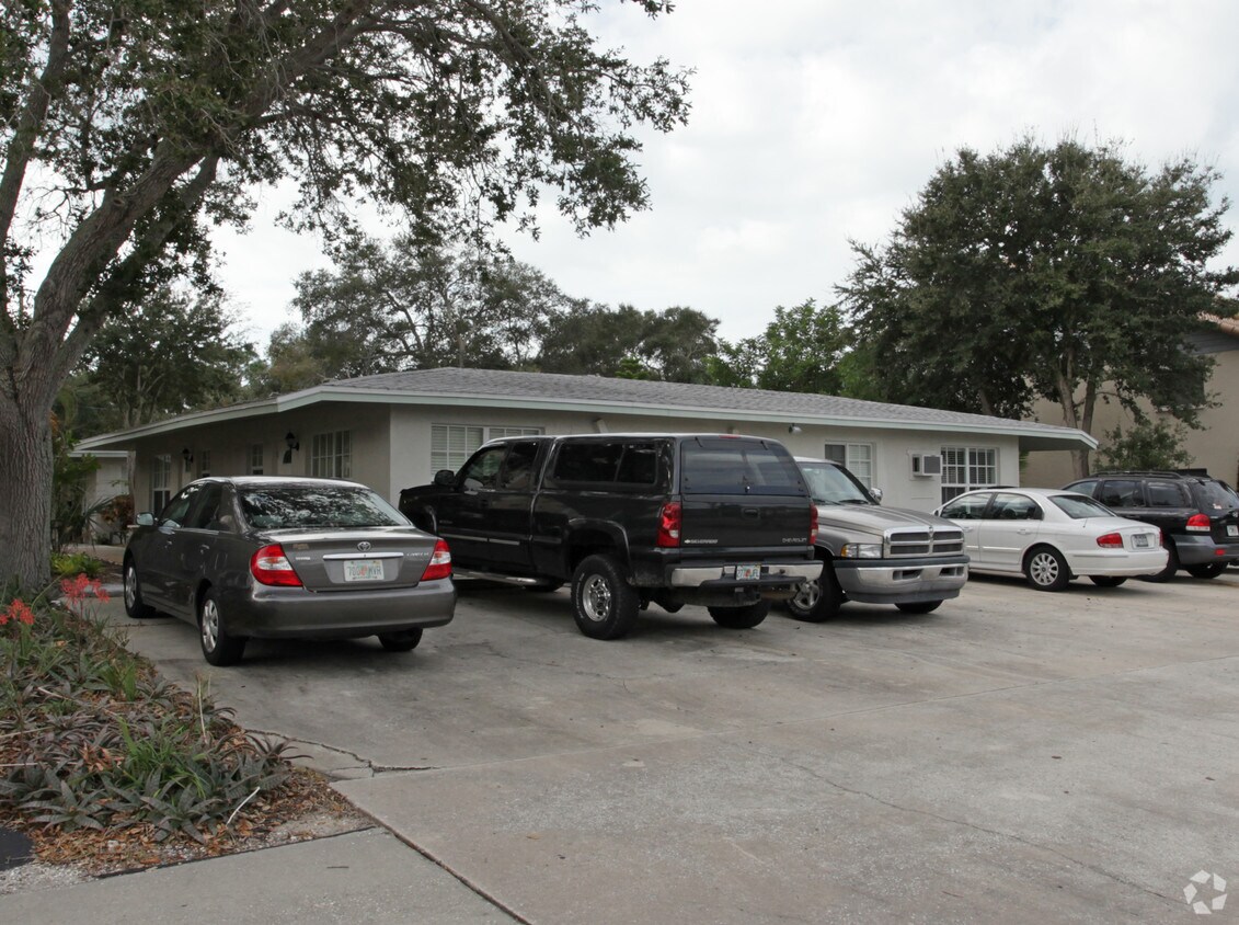 Building Photo - 521 W Barcelona Ave