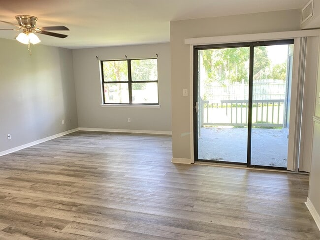 Building Photo - 200 Autumn Dr