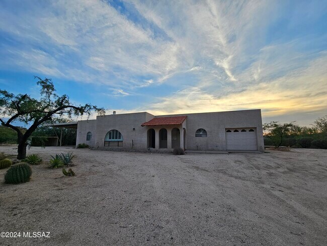 Building Photo - 9651 N Calle Loma Linda