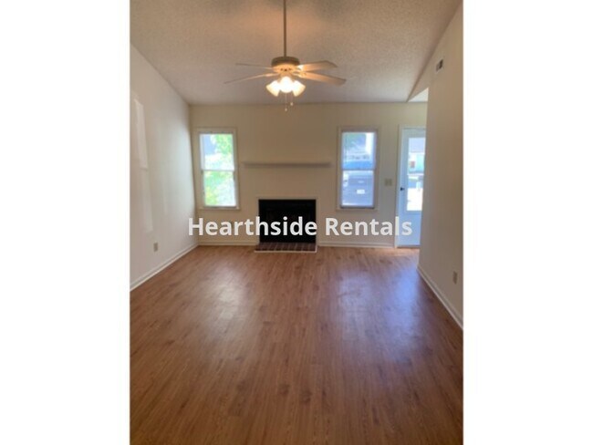 Foto del edificio - **2 Bedroom 2 Bath Duplex Minutes Away Fro...