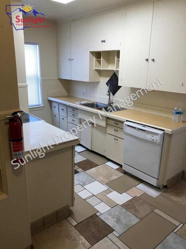 Foto del edificio - 3 Bed 1.5 Bath Home on Large Corner Lot