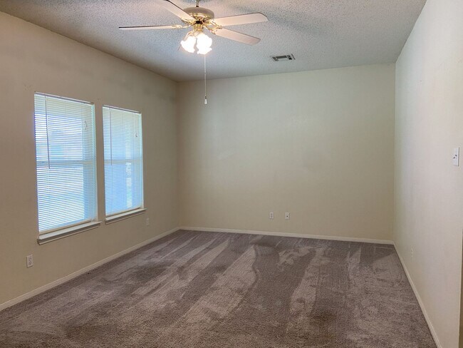 Foto del edificio - One-Bedroom with Garage