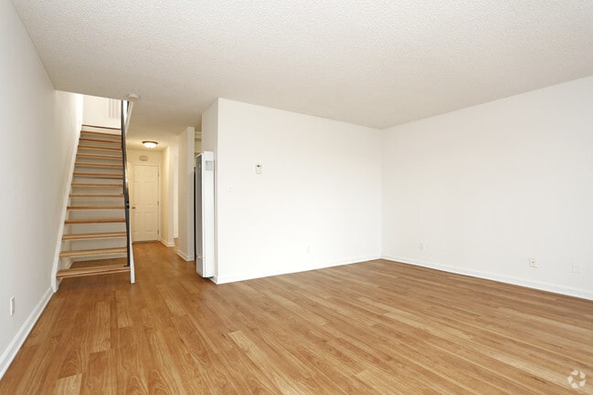 Living Room - The Villas at Harbor Pointe Apartments
