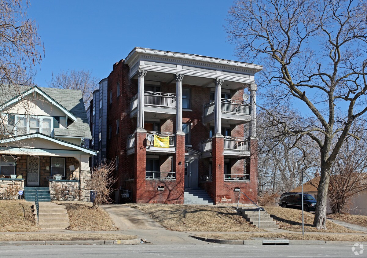 Foto principal - 3300 E Linwood Blvd