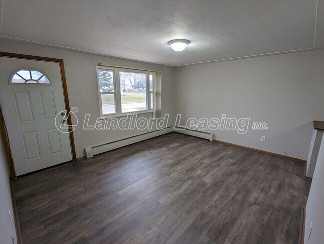 Foto del edificio - Updated Ranch Duplex in Lorain with Garage