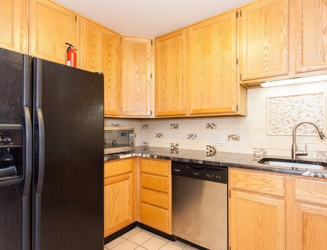 Building Photo - 4343 N Clarendon Ave