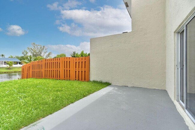 Foto del edificio - Southwest 8th Street, North Lauderdale, FL 33068 - 3 BR 2.5 BA townhouse