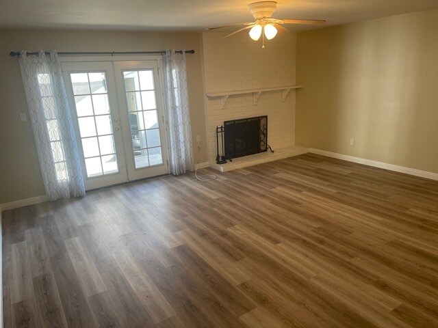 Sala de estar con chimenea y patio trasero. - 1441 Prospect Ave