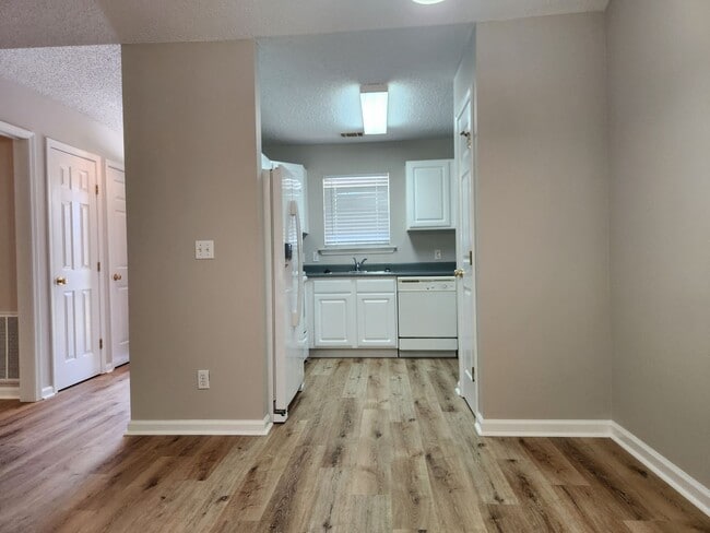 Building Photo - Updated 2 Bedroom 2 Bath Condo in Gated Co...
