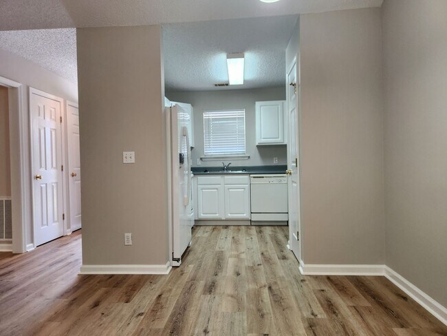 Foto del edificio - Updated 2 Bedroom 2 Bath Condo in Gated Co...