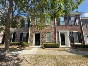 Building Photo - 950 Rosencrans Ln