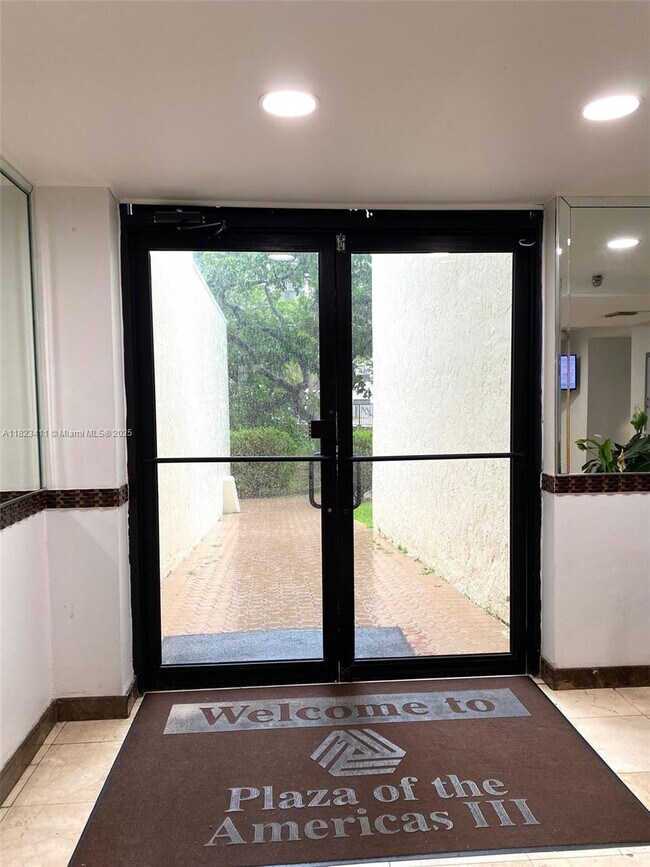 Foto del edificio - 17011 N Bay Rd