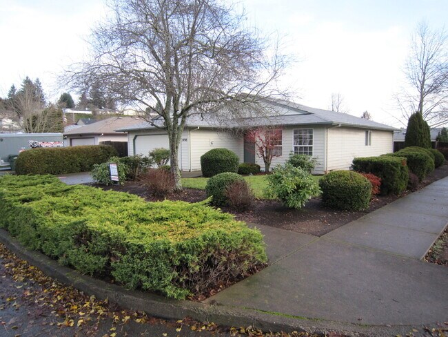 Building Photo - Three Bedroom in South Salem