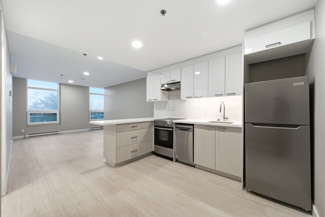 Kitchen #204 - Tour Sherbrooke