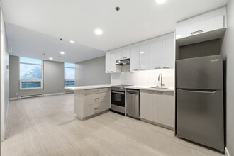 Kitchen #204 - Tour Sherbrooke