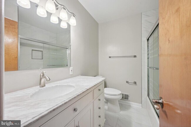 Foto del edificio - 11901 Greenleaf Ave