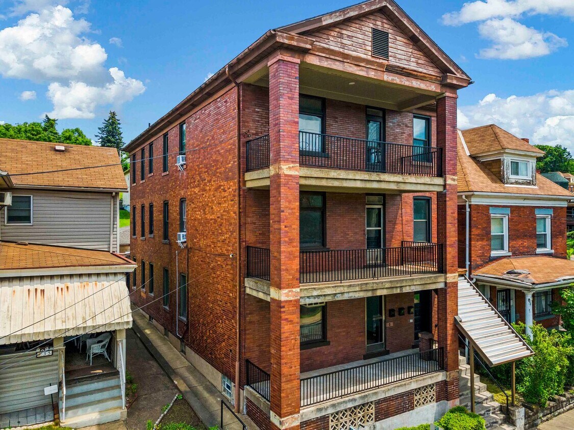 37 Holland Ave Unit 1, Braddock, PA 15104 Room for Rent in Braddock