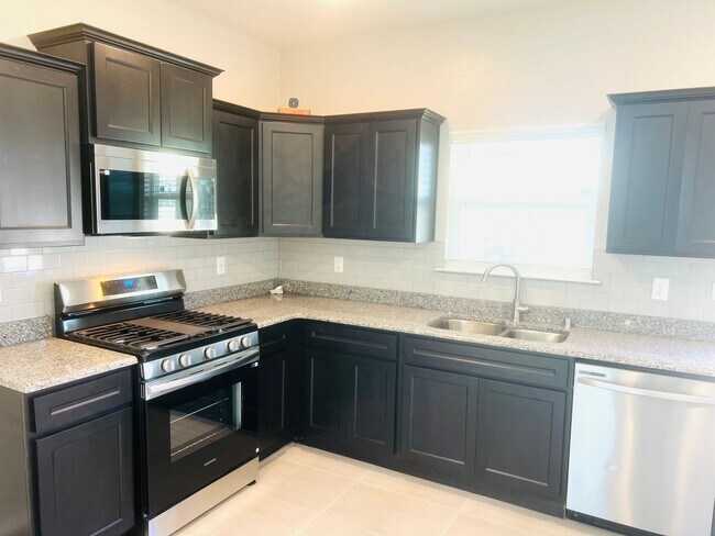 Building Photo - Charming 3 bedroom, 2 bath home in East El...