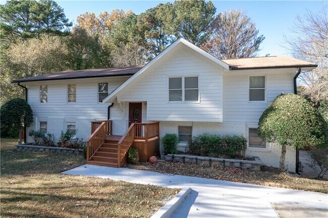 Building Photo - 3599 Lower Roswell Rd