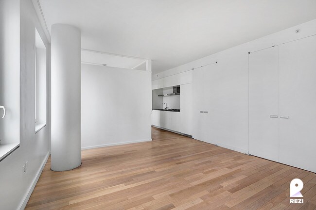 Foto del edificio - 70 W 45th St