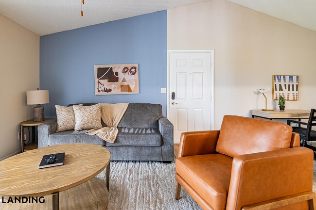 Building Photo - 1000 Palm Pl Dr NE