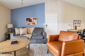 Building Photo - 1000 Palm Pl Dr NE