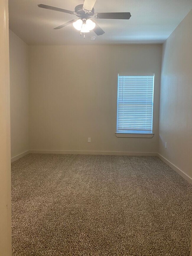 Foto del edificio - 13309 Vernon Ave