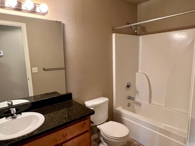 Foto del edificio - NEW LUXURY DUPLEX in the sought-after Deer Brook neighborhood is now available!