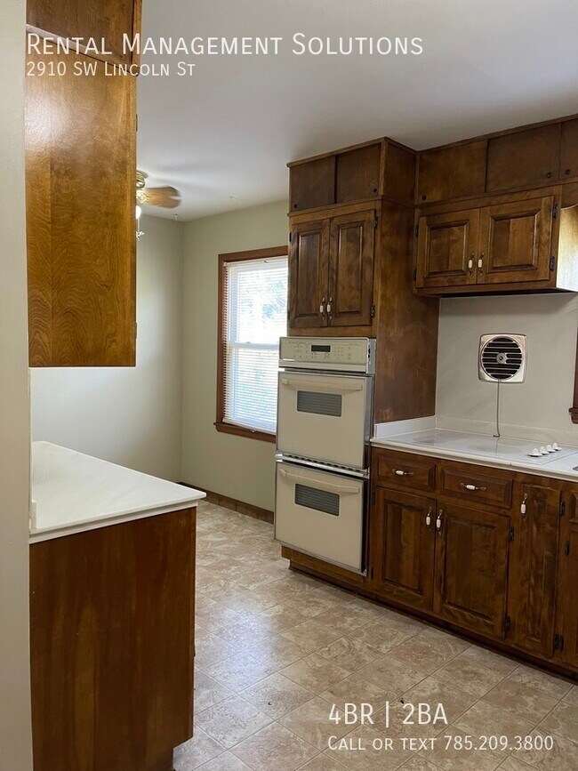 Building Photo - 2910 SW Lincoln St- 4 BED/2 BATH