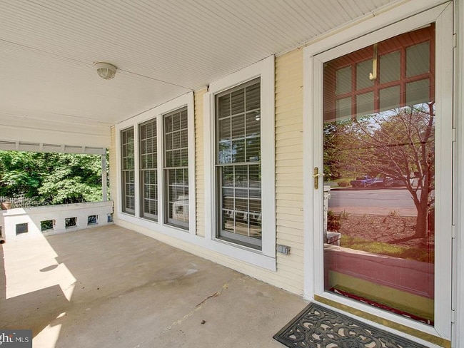 Building Photo - 1542 Chain Bridge Rd