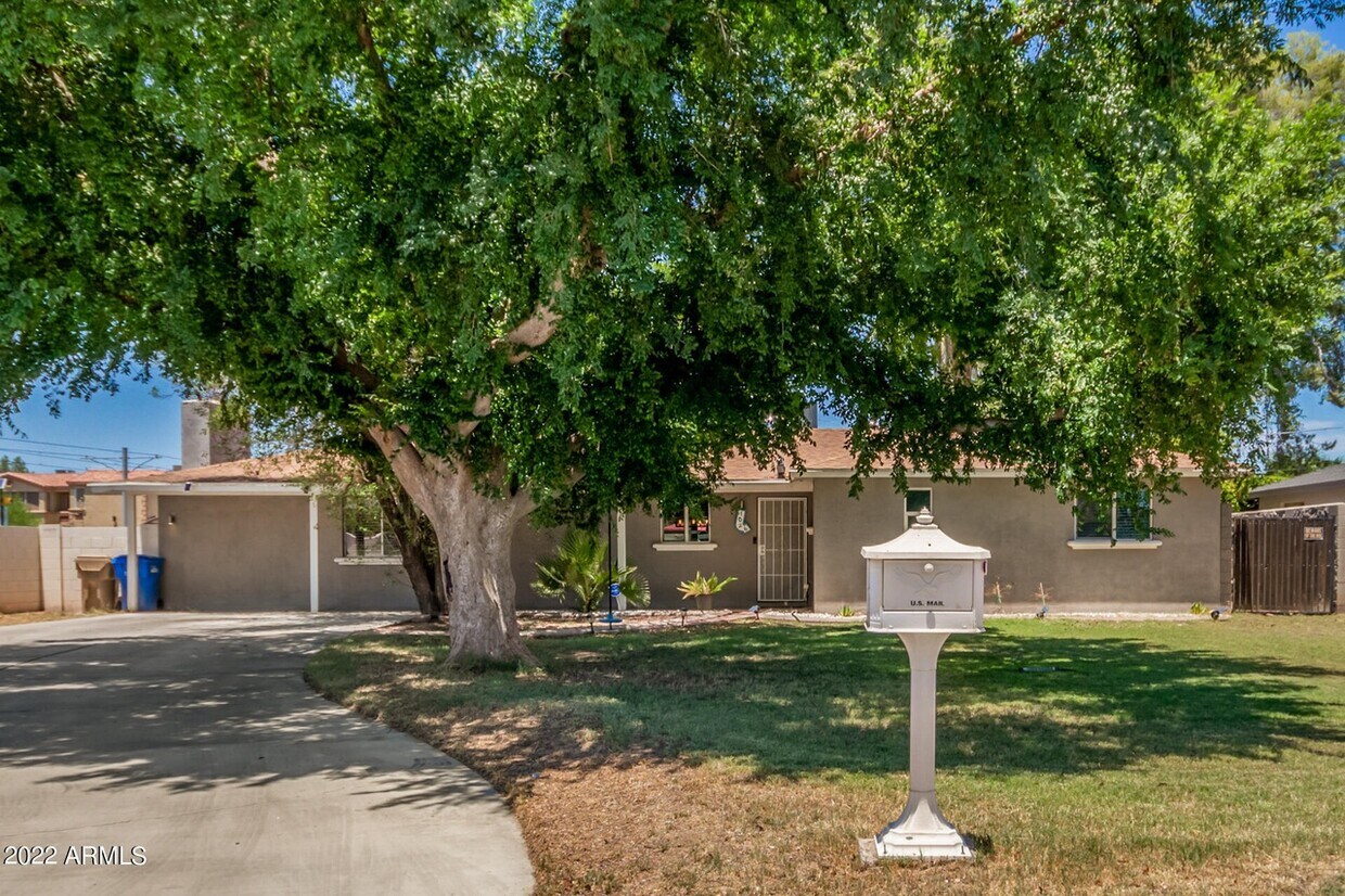 Foto principal - 1826 W Orangewood Ave