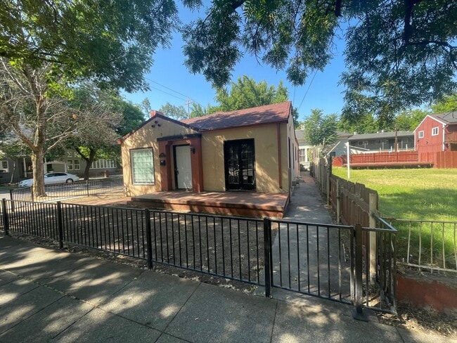 Building Photo - 4 bed/ 2 bath