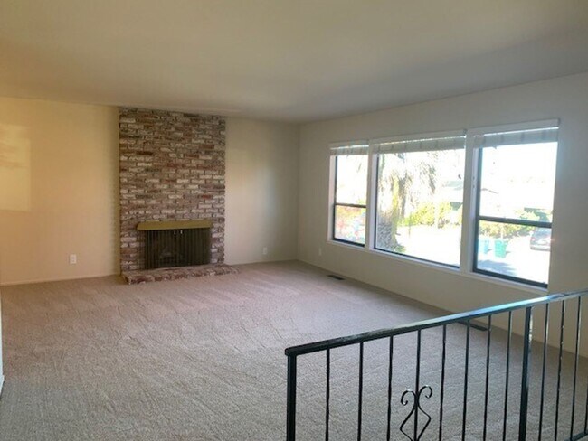 Foto del edificio - Spacious home in the hills of Redwood City