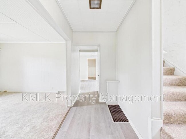 Building Photo - 448 E Voris St