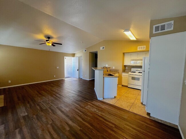 Foto del edificio - A beautifully Maintained 2-bedroom, 2-bath...
