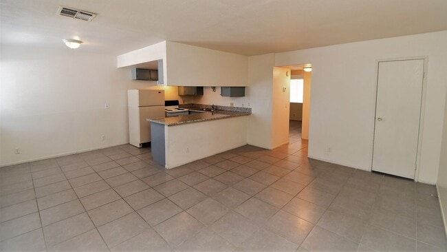 Building Photo - 2 Bed Apartment - NO PETS - 303 EASTMINIST...